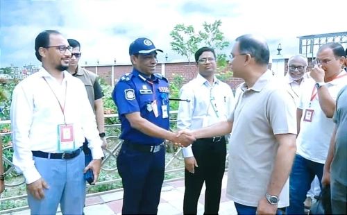যশোরে প্রধানমন্ত্রীর সঙ্গে ডিআইজি রেজাউল হকের সৌহার্দ্যপূর্ণ শুভেচ্ছা বিনিময়
