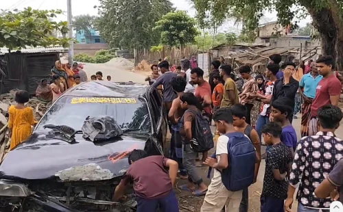 শোবার ঘরে ঢুকে পড়লো মাদকবাহী প্রাইভেট কার