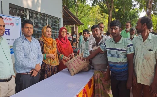 দামুড়হুদায় আউশ প্রণোদনার বীজ-সার বিতরণ