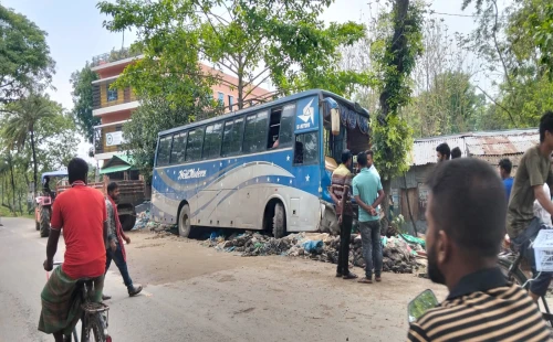 যাত্রীবাহী বাস দুর্ঘটনা, অল্পের জন্য রক্ষা পেলেন যাত্রীরা
