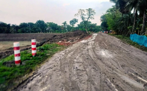 হরিণাকুণ্ডুতে ৮৬ কোটির রাস্তায় কাদার স্তুপ
