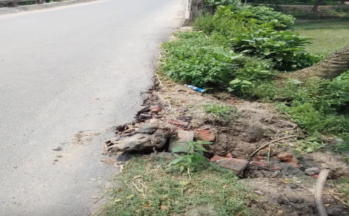 নিম্নমানের সামগ্রী দিয়ে বদরগঞ্জ-মর্তৃজাপুর সড়ক নির্মাণ