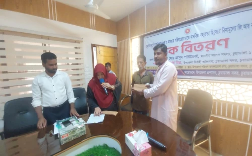চুয়াডাঙ্গায় প্রাকৃতিক দুর্যোগে ক্ষতিগ্রস্তদের মাঝে অর্থ বিতরণকালে এমপি রাসেল