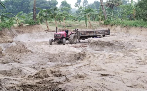 দর্শনায় ফসলি জমি গভীর করে মাটি কাটার অভিযোগ
