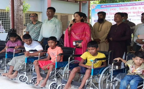 আলমডাঙ্গায় বিশেষ চাহিদাসম্পন্ন শিশুদের মাঝে হুইলচেয়ার, চশমা ও হেয়ারিং এইড বিতরণ