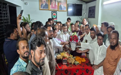 নবনিযুক্ত জেলা পরিষদের প্রশাসক শরীফুজ্জামানকে দিনভর ফুলেল শুভেচ্ছা