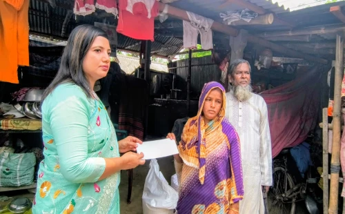 মানবিকতার হাত বাড়ালেন আলমডাঙ্গার ইউএনও