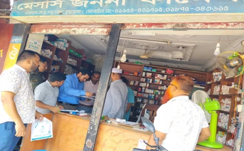 দামুড়হুদায় অনিয়মে তিন ফার্মেসি মালিককে জরিমানা