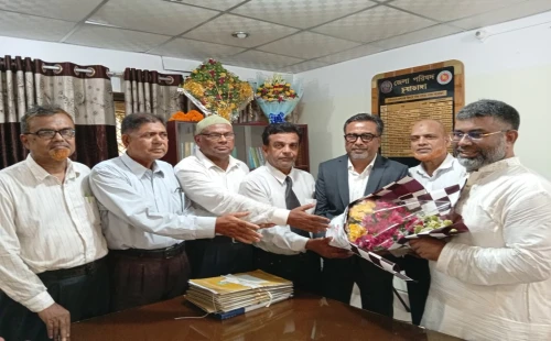 চুয়াডাঙ্গা জেলা পরিষদের প্রশাসক শরীফুজ্জামানর শরীফকে বিভিন্ন সংগঠনের পক্ষ থেকে ফুলেল শুভেচ্ছা