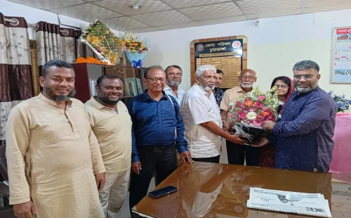 জেলা পরিষদ প্রশাসক শরীফকে ফুলেল শুভেচ্ছা