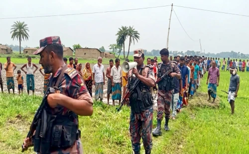 মহেশপুর সীমান্তে পুশ-ইন ঠেকাতে বিজিবি ও গ্রামবাসীর