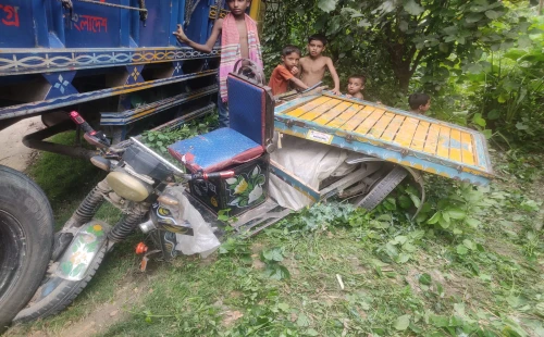দামুড়হুদায় ট্রাকের ধাক্কায় পাখিভ্যানের দুই যাত্রী আহত