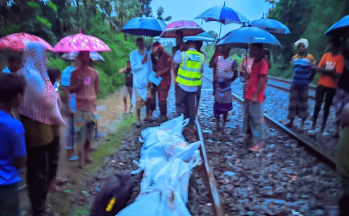দামুড়হুদার দুধপাতিলায় অরক্ষিত রেলগেটে ট্রেনের ধাক্কায়