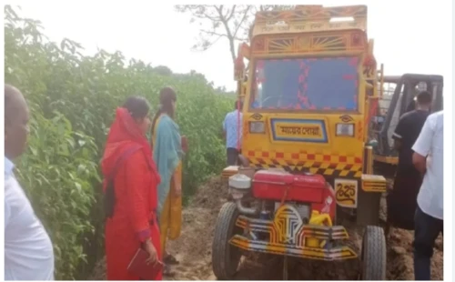 আলমডাঙ্গার শ্রীরামপুরে পুকুর খননের আড়ালে মাটি বিক্রি