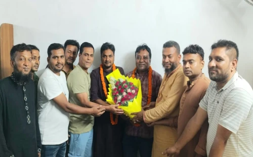 চুয়াডাঙ্গায় দোকান মালিক সমিতির নবনির্বাচিত নেতাদের যুবদল-ছাত্রদলের ফুলেল শুভেচ্ছা
