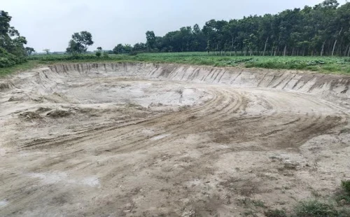 দামুড়হুদার শত একর ফসলি জমি থেকে অবৈধভাবে মাটি ও বালি উত্তোলন, অভিযানে ইউএনও
