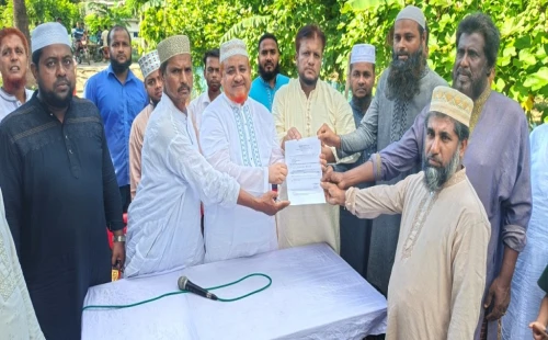 আন্দুলবাড়ীয়ার মসজিদ উন্নয়নে অনুদানের চেক বিতরণকালে এমপি রুহুল আমিন