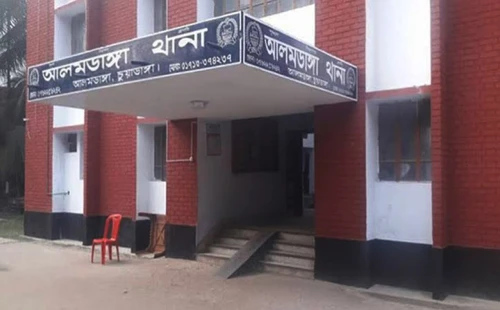 আলমডাঙ্গায় পুলিশের সঙ্গে একদল কিশোরদের বাগবিতণ্ডা