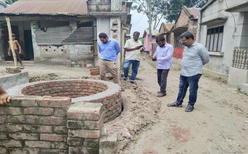 দর্শনায় সড়কের ওপর ল্যাট্রিন নির্মাণের অভিযোগ
