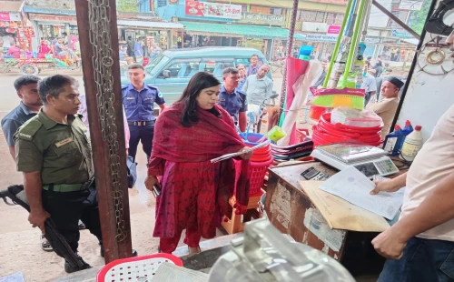 দামুড়হুদায় তিন ব্যবসায়ীকে ৮ হাজার ৫ শ টাকা জরিমানা
