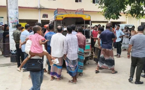গাংনীতে গরু বোঝাই লাটাহাম্বার উল্টে দুর্ঘটনা