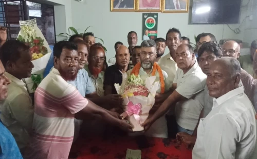 চুয়াডাঙ্গা জেলা পরিষদের প্রশাসক শরীফুজ্জামানকে বিএনপি নেতৃবৃন্দের ফুলেল শুভেচ্ছা