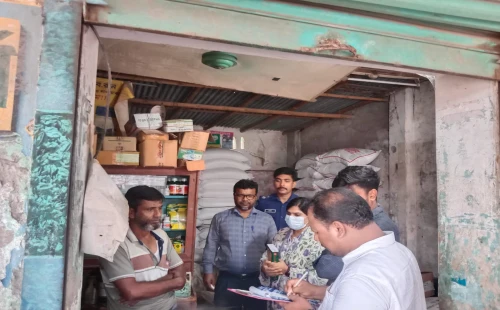 জীবননগরে সরকার নির্ধারিত মূল্যের বেশি দামে সার বিক্রি