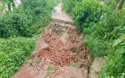 দামুড়হুদায় টানা বৃষ্টিতে জয়রামপুর-কুমারীদহ সড়কে ধস