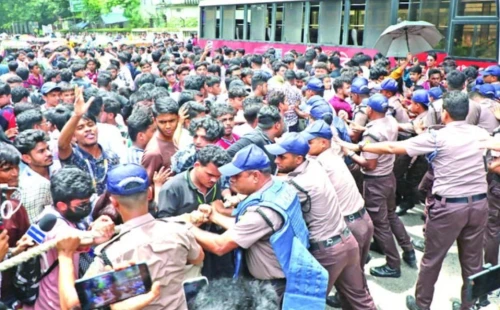 মন্ত্রীর পদত্যাগ দাবিতে রাস্তায় শিক্ষার্থীরা