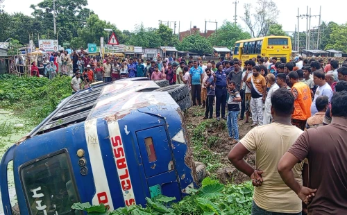 মেহেরপুরে যাত্রীবাহী বাস খাদে, আহত ১২‎