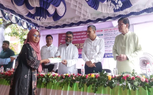 চুয়াডাঙ্গা জেলা পরিষদের তহবিল থেকে মেধাবী শিক্ষার্থীদের মাঝে শিক্ষাবৃত্তি বিতরণ