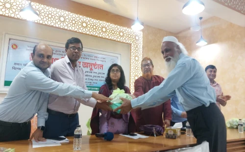 চুয়াডাঙ্গায় ৩০০ কৃষকের মাঝে প্রণোদনা বিতরণ