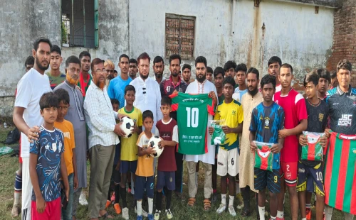 আন্দুলবাড়ীয়ায় ক্রীড়া সামগ্রী বিতরণ