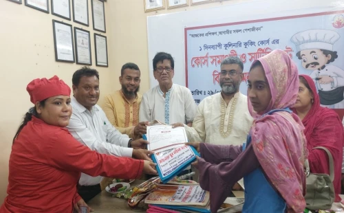 চুয়াডাঙ্গায় নারীদের কুলিনারি কুকিং কোর্স সম্পন্ন, সনদ বিতরণকালে শরীফুজ্জামান
