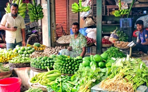 ঝিনাইদহে সবজির বাজার কমলেও নাগালের বাইরে সাধারণ মানুষের,