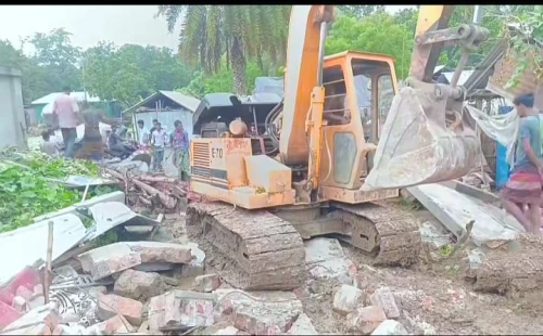 আলমডাঙ্গার খেজুরতলায় প্রকাশ্য দিবালোকে এক্সকাভেটর দিয়ে বাড়ি ভাঙচুরের অভিযোগ