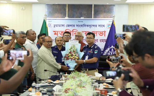 চুয়াডাঙ্গায় সাংবাদিকদের সঙ্গে খুলনা রেঞ্জ ডিআইজির মতবিনিময়