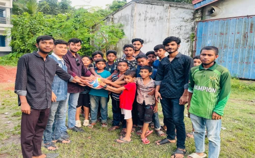 তরুণদের খেলাধুলায় উৎসাহিত করতে ফুটবল উপহার