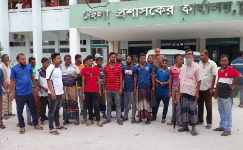 চুয়াডাঙ্গায় উচ্ছেদ অভিযানে ক্ষতিগ্রস্ত ব্যবসায়ীদের পুনর্বাসনের দাবিতে বিক্ষোভ
