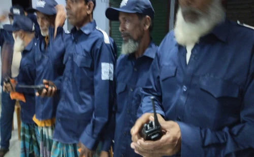 দামুড়হুদা বাজারে নিরাপত্তা জোরদারে নৈশপ্রহরীদের পোশাক ও ওয়াকিটকি বিতরণ