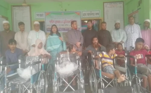 হাউলী ইউনিয়নে হুইল চেয়ার ও ফুটবল বিতরণকালে এমপি রুহুল আমিন