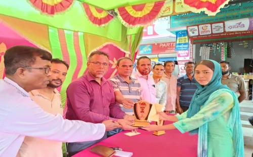 উথলীতে শিক্ষার্থীদের সংবর্ধনা ও গাছের চারা বিতরণ