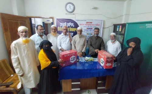 চুয়াডাঙ্গায় প্রবীণ হিতৈষী সংঘের উদ্যোগে সেলাই মেশিন ও টিউবওয়েল বিতরণ