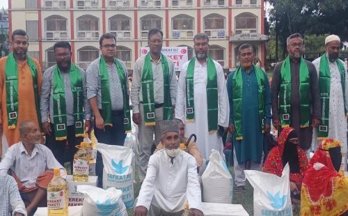 জীবননগরে ২৫০ পরিবারের মাঝে ফুড প্যাকেট বিতরণকালে শরীফুজ্জামান শরীফ