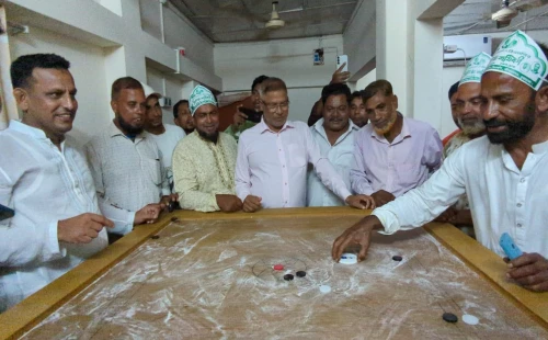 জীবননগর প্রেসক্লাবে কেরামবোর্ড উপহার দিলেন পৌর বিএনপির সভাপতি শাহজাহান কবীর