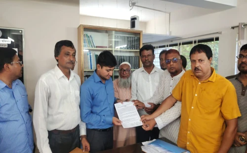 কাজিপুর ডিগ্রি কলেজে শিক্ষক-শিক্ষার্থীদের বিরুদ্ধে মামলা প্রত্যাহারের দাবিতে স্মারকলিপি