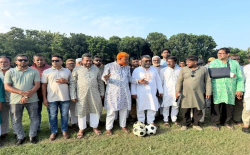 চুয়াডাঙ্গার বেলগাছি মাঠে ফুটবল টুর্নামেন্টের উদ্বোধনকালে শরীফুজ্জামান শরীফ