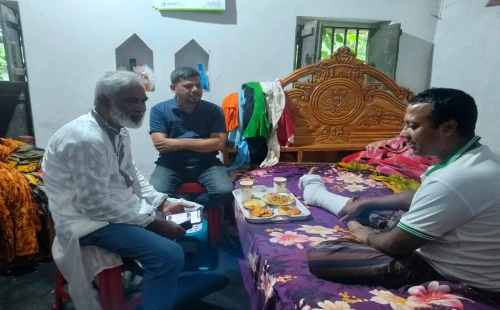 দামুড়হুদায় আহত সাংবাদিককে দেখতে গেলেন সাংবাদিক নেতা তানজীর