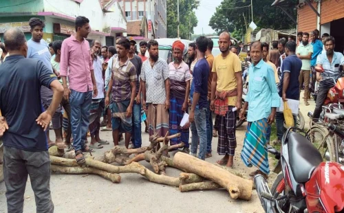 শৈলকুপায় গুদামে সার থাকতেও দিচ্ছিল না আ.লীগের ডিলার