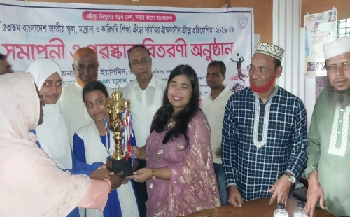 দামুড়হুদায় গ্রীষ্মকালীন ক্রীড়া প্রতিযোগিতার পুরস্কার বিতরণ